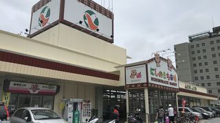 にしのまち市場タウンプラザかねひで、沖縄らしい品揃えのスーパー