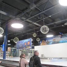 スーツケースを受け取るところ