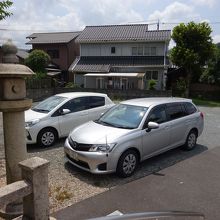 太鼓橋向かって右に駐車場。10台くらいはとめられます。