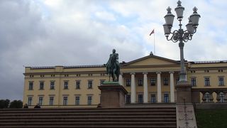 イエローのモダン風の王宮