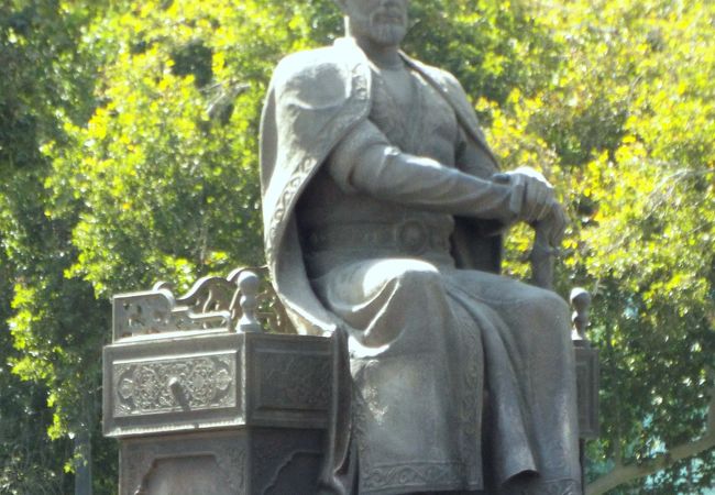 威厳ある「アミールティムール像」