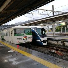 サフィール踊り子号(右側)と旧型の踊り子号(左側)