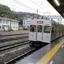 普通列車の8000系(帯なし)