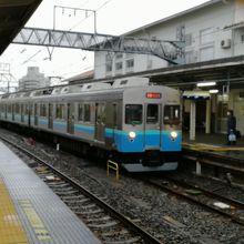 普通列車の8000系(帯つき)