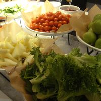 ブッフェ式の朝食　生野菜とフルーツは充実