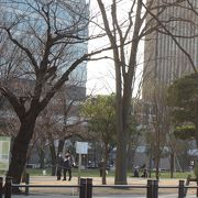 駅に近いビルに囲まれた公園