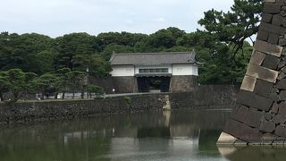 皇居への入り口ににかかる橋。