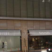 銀座通りの一本外堀通り寄りの通りにある