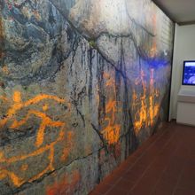 壁に触ると壁画の文字が明るく浮き上がります