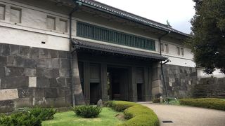 二の丸・三の丸の北側に位置する。