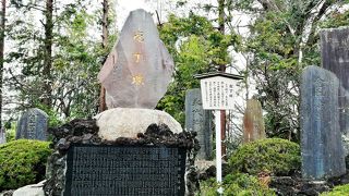 ひときわ大きく立派な石碑　包丁塚