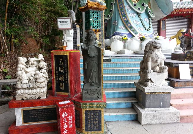 海の横にあります