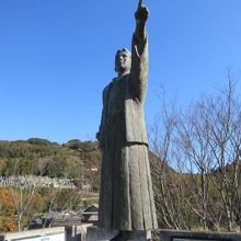 ジュリアン銅像