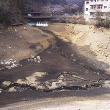 水が抜かれて、湖底が見えています。