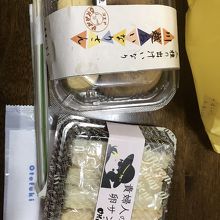 いなり寿司のお弁当と厚焼き玉子焼きサンドイッチ