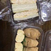 いなり寿司のお弁当と厚焼き玉子焼きサンドイッチ