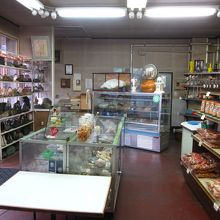 閑散とした昭和チックな直売所です