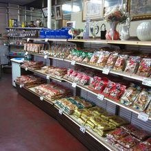 棚には懐かしいビスケットが今もいーっぱい！