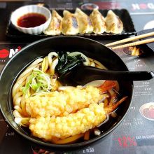 私の天ぷらうどん。主人の牛丼は後日アップ。餃子は2人でシェア