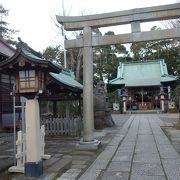 都会の住宅地にある静かな神社