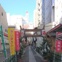 ビルの谷間の小さな神社