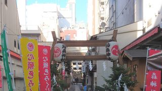 新橋駅近くの神社