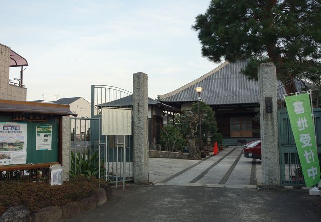 ご本堂の屋根が重厚で印象的でした