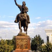 ティムールの騎馬像が立っている「ティムール広場」