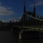 ブダペストの街に溶け込む橋