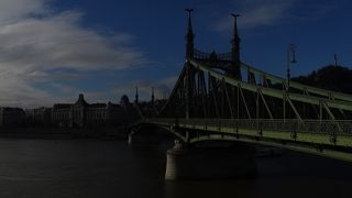 ブダペストの街に溶け込む橋