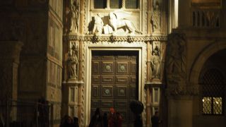 ドウカーレ宮殿の出入り口