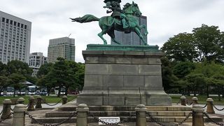 躍動感のある像。