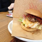 大きなハンバーガーが美味しい！