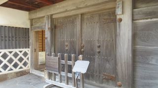 なまこ壁の美しい建物で、お座敷などを見学することが出来ました。