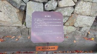 石を積み上げその上に高い土塀が設置された屋敷が続きます。