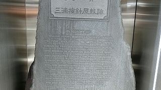 雑居ビルの合間に