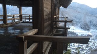 絶景の冬の山寺は足元にご注意！