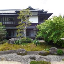 中庭。向こうに見えるのは新館