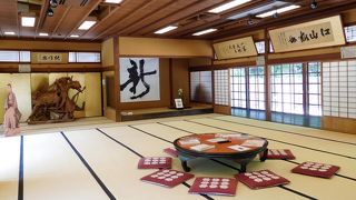 百畳には総理大臣を含む書が掲げられています。庭もあります。