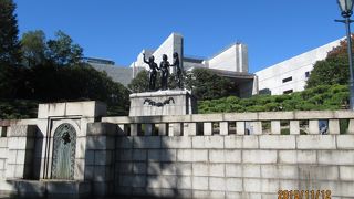 少し坂道になっています