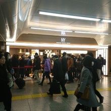 目の前には有名な例のお店が、、、