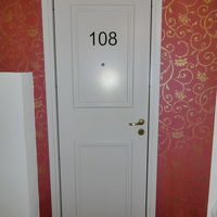 108号室は、階段を下がって上がって迷路の先です