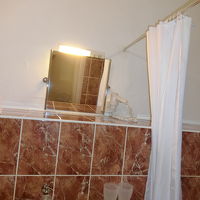 ドライヤーもありますが、鏡が奥なのが難点