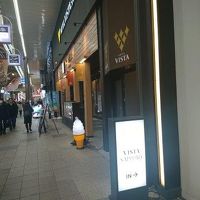 狸小路側の入り口（ここから通路を進んでホテル入り口に）