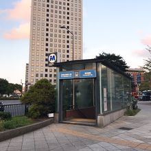 馬車道駅に到着して階段を上がってきた