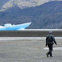 座礁した船のような氷山