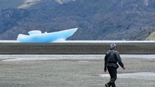 強風の中を歩きましょう。氷山の座礁が見られますよ。