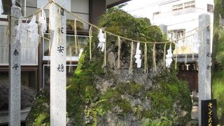 さざれ石を祀る護王神社