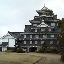 黒壁の中、綺麗な金色に輝くシャチホコがいい感じです