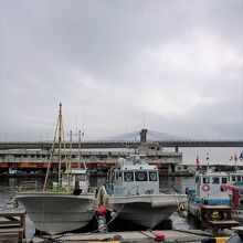 小さな漁港だが飲食店が多い